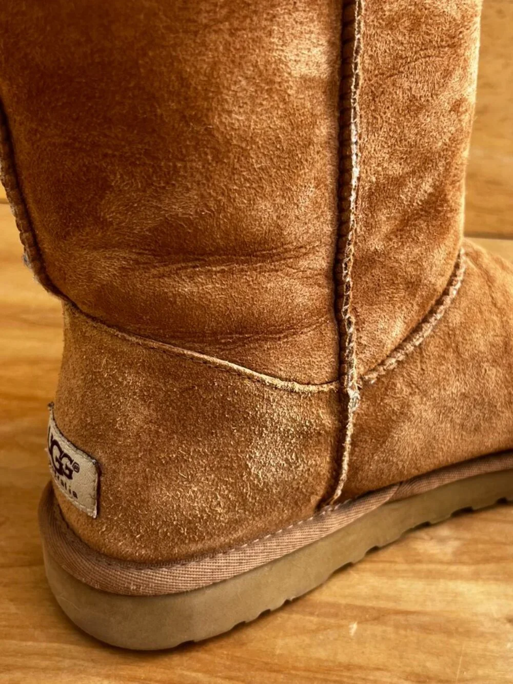 UGG BAILEY BUTTON TRIPLET CHESTNUT SUEDE MID CALF BOOTS Women’s sz 9 F19010G